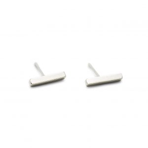 endientes de plata 925 mate. Sección 2x2mm, longitud 12mm.. Cierres de presión tipo "mariposa" de 6mm. Objeto diseñado y fabricado artesanalmente en Madrid, España, por el estudio-taller de malicia. Estos pendientes han sido fabricados por personas que disfrutan su trabajo.