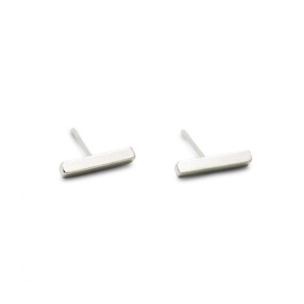 endientes de plata 925 mate. Sección 2x2mm, longitud 12mm.. Cierres de presión tipo "mariposa" de 6mm. Objeto diseñado y fabricado artesanalmente en Madrid, España, por el estudio-taller de malicia. Estos pendientes han sido fabricados por personas que disfrutan su trabajo.