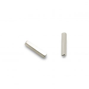 endientes de plata 925 mate. Sección 2x2mm, longitud 12mm.. Cierres de presión tipo "mariposa" de 6mm. Objeto diseñado y fabricado artesanalmente en Madrid, España, por el estudio-taller de malicia. Estos pendientes han sido fabricados por personas que disfrutan su trabajo.