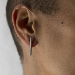 Pendientes de plata 925 mate. Sección 2x2mm, longitud 25mm. Cierres de presión tipo "mariposa" de 6mm. Objeto diseñado y fabricado artesanalmente en Madrid, España, por el estudio-taller de malicia. Este anillo ha sido fabricado por personas que disfrutan su trabajo.