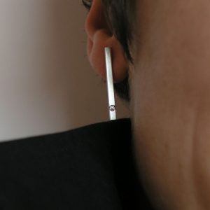 Pendientes de plata 925 mate con circonitas talla brillante de 2mm. Sección 2x2mm, longitud 25mm. Cierres de presión tipo "mariposa" de 6mm. Objeto diseñado y fabricado artesanalmente en Madrid, España, por el estudio-taller de malicia. Este anillo ha sido fabricado por personas que disfrutan su trabajo.