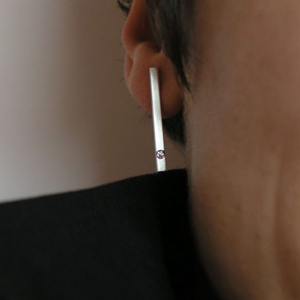 Pendientes de plata 925 mate con circonitas talla brillante de 2mm. Sección 2x2mm, longitud 25mm. Cierres de presión tipo "mariposa" de 6mm. Objeto diseñado y fabricado artesanalmente en Madrid, España, por el estudio-taller de malicia. Este anillo ha sido fabricado por personas que disfrutan su trabajo.