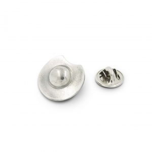 Pin de plata 925 envejecida, diámetro 12mm. Objeto diseñado y fabricado artesanalmente en Madrid, España, por el estudio-taller de malicia. Este pin ha sido fabricado por personas que disfrutan su trabajo.