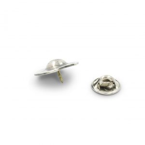 Pin de plata 925 envejecida, diámetro 12mm. Objeto diseñado y fabricado artesanalmente en Madrid, España, por el estudio-taller de malicia. Este pin ha sido fabricado por personas que disfrutan su trabajo.