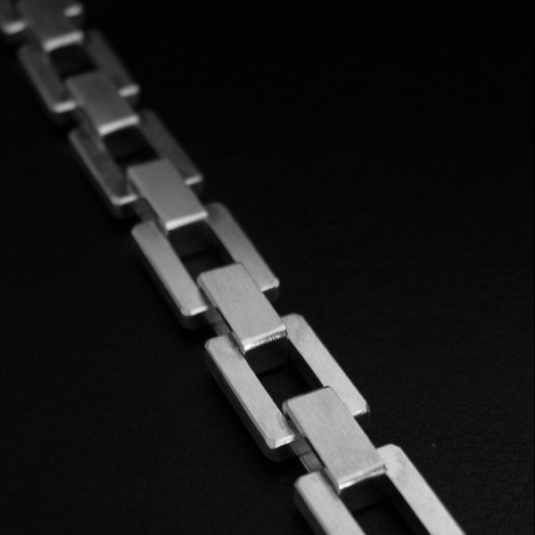 Pulsera de plata 925 de eslabones macizos, acabado mate. Ancho 13mm. Cierre oculto, diseño propio. Longitud opcional 18,5 20, 21,5 o 23cm