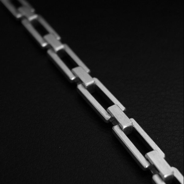 Pulsera de eslabones macizos de plata 925 mate. Ancho 8mm. Longitud opcional 16cm, 18cm o 20cm, para cualquier otra medida sólo tienes que ponerte en contacto con nosotros. Cierre oculto de diseño propio. Objeto diseñado y fabricado artesanalmente en Madrid, España, por el estudio-taller de malicia. Esta pulsera ha sido fabricada por personas que disfrutan su trabajo.