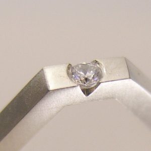 olitario de plata 925 mate, sección 2x2mm, con circonita talla brillante de 2mm.