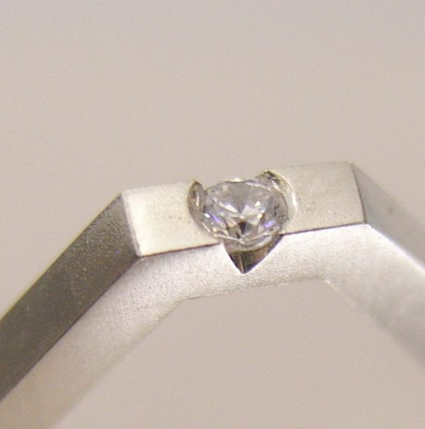 olitario de plata 925 mate, sección 2x2mm, con circonita talla brillante de 2mm.