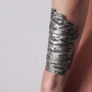 Brazalete Abedul, de plata 925 envejecida. Diseñado y fabricado artesanalmente por el estudio-talle de malicia. Pieza única.