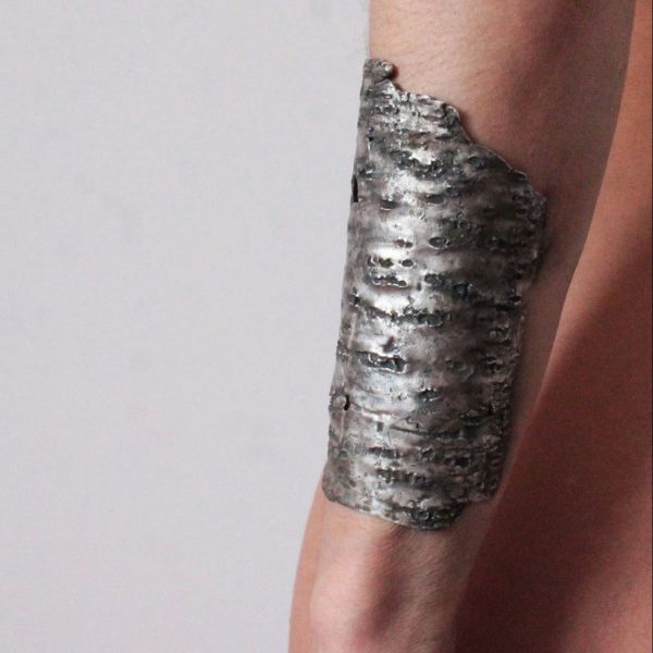 Brazalete Abedul, de plata 925 envejecida. Diseñado y fabricado artesanalmente por el estudio-talle de malicia. Pieza única.