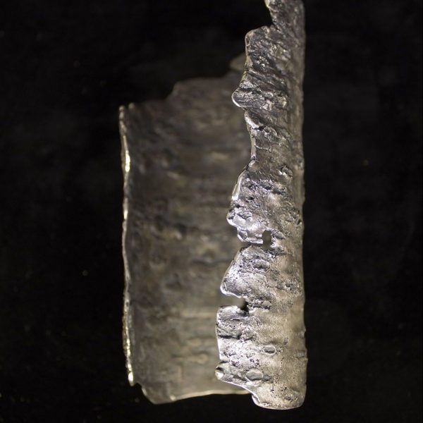 Brazalete Abedul, de plata 925 envejecida. Diseñado y fabricado artesanalmente por el estudio-talle de malicia. Pieza única.