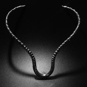 Pieza de plata 925 maciza, acabado envejecido. Serie limitada y numerada, 40 reproducciones. El diseño recrea el crecimiento "en nudos" de unas cuernas de antílope. Pieza diseñada y fabricada artesanalmente por el estudio-taller de malicia.. Esta gargantilla ha sido fabricada por personas que disfrutan su trabajo.