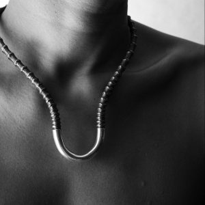 Pieza de plata 925 maciza, acabado envejecido. Serie limitada y numerada, 40 reproducciones. El diseño recrea el crecimiento "en nudos" de unas cuernas de antílope. Pieza diseñada y fabricada artesanalmente por el estudio-taller de malicia.. Esta gargantilla ha sido fabricada por personas que disfrutan su trabajo.