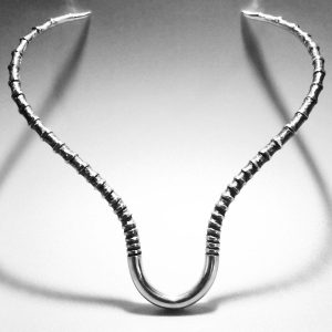 Pieza de plata 925 maciza, acabado envejecido. Serie limitada y numerada, 40 reproducciones. El diseño recrea el crecimiento "en nudos" de unas cuernas de antílope. Pieza diseñada y fabricada artesanalmente por el estudio-taller de malicia.. Esta gargantilla ha sido fabricada por personas que disfrutan su trabajo.