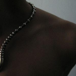 Pieza de plata 925  maciza, acabado envejecido. Serie limitada y numerada, 40 reproducciones.  El diseño recrea el crecimiento "en nudos" de unas cuernas de antílope.  Pieza diseñada y fabricada artesanalmente por el estudio-taller de malicia.. Esta gargantilla ha sido fabricada por personas que disfrutan su trabajo.