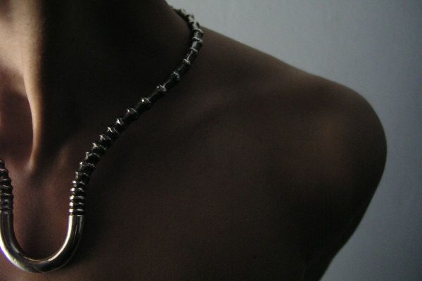 Pieza de plata 925  maciza, acabado envejecido. Serie limitada y numerada, 40 reproducciones.  El diseño recrea el crecimiento "en nudos" de unas cuernas de antílope.  Pieza diseñada y fabricada artesanalmente por el estudio-taller de malicia.. Esta gargantilla ha sido fabricada por personas que disfrutan su trabajo.