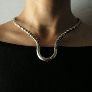 Pieza de plata 925  maciza, acabado envejecido. Serie limitada y numerada, 40 reproducciones.  El diseño recrea el crecimiento "en nudos" de unas cuernas de antílope.  Pieza diseñada y fabricada artesanalmente por el estudio-taller de malicia.. Esta gargantilla ha sido fabricada por personas que disfrutan su trabajo.