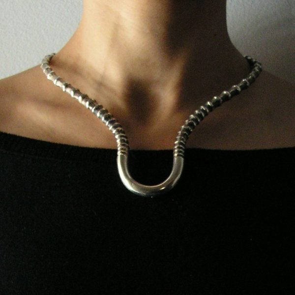 Pieza de plata 925  maciza, acabado envejecido. Serie limitada y numerada, 40 reproducciones.  El diseño recrea el crecimiento "en nudos" de unas cuernas de antílope.  Pieza diseñada y fabricada artesanalmente por el estudio-taller de malicia.. Esta gargantilla ha sido fabricada por personas que disfrutan su trabajo.