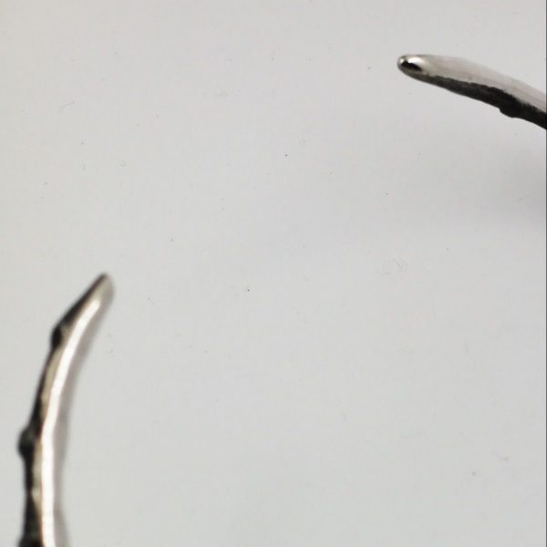 Detalle de collar de plata maciza inspirado en una cornamenta de antílope. Diseñado y fabricado artesanalmente en Madrid por el estudio-taller de malicia