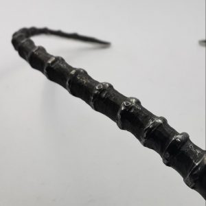 Detalle de collar de plata maciza inspirado en una cornamenta de antílope. Diseñado y fabricado artesanalmente en Madrid por el estudio-taller de malicia