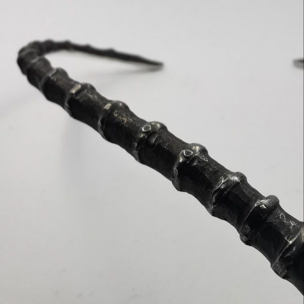 Detalle de collar de plata maciza inspirado en una cornamenta de antílope. Diseñado y fabricado artesanalmente en Madrid por el estudio-taller de malicia