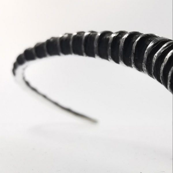 Detalle de collar de plata maciza inspirado en una cornamenta de antílope. Diseñado y fabricado artesanalmente en Madrid por el estudio-taller de malicia