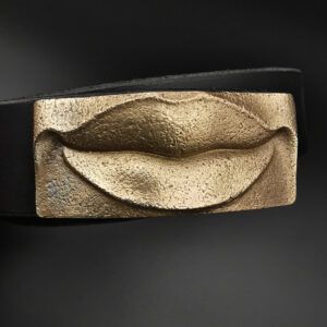 RamsésII. Hebilla de cinturón, bronce.  Serie limitada, 18 unidades. Reproducción del detalle de los labios de la escultura del faraón en piedra caliza llamada "el Coloso". Cinturón de cuero negro ("vaquetilla") sin costuras.  Ancho 2,7cm, Longitud a medida (especificar en el pedido).