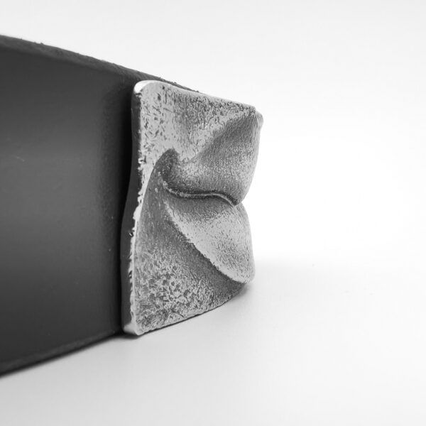 RamsésII. Hebilla de cinturón, bronce.  Serie limitada, 18 unidades. Reproducción del detalle de los labios de la escultura del faraón en piedra caliza llamada "el Coloso". Cinturón de cuero negro ("vaquetilla") sin costuras.  Ancho 2,7cm, Longitud a medida (especificar en el pedido).