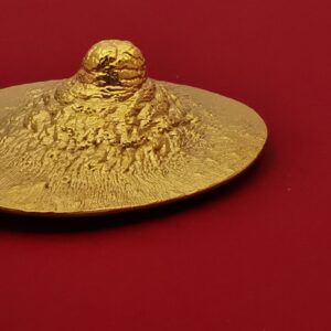 Pezón XIII. Broche de bronce con baño de oro de 18kt. Reproducción directa del modelo natural, pieza única. La modelo posó para M A L I C I A un mes de junio. Medida máxima 5cm. Objeto diseñado y fabricado artesanalmente en Madrid por personas que disfrutan su trabajo.