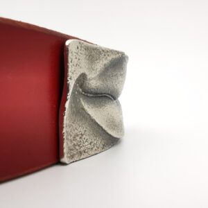 RamsésII. Hebilla de cinturón, plata.  Serie limitada, 18 unidades. Reproducción del detalle de los labios de la escultura del faraón en piedra caliza llamada "el Coloso". Medidas 6 x 2,7cm. Cinturón de cuero negro ("vaquetilla") sin costuras.  Ancho 2,7cm, Longitud a medida (especificar en el pedido).
