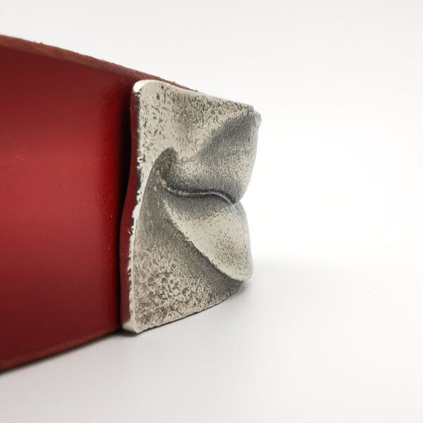 RamsésII. Hebilla de cinturón, plata.  Serie limitada, 18 unidades. Reproducción del detalle de los labios de la escultura del faraón en piedra caliza llamada "el Coloso". Medidas 6 x 2,7cm. Cinturón de cuero negro ("vaquetilla") sin costuras.  Ancho 2,7cm, Longitud a medida (especificar en el pedido).