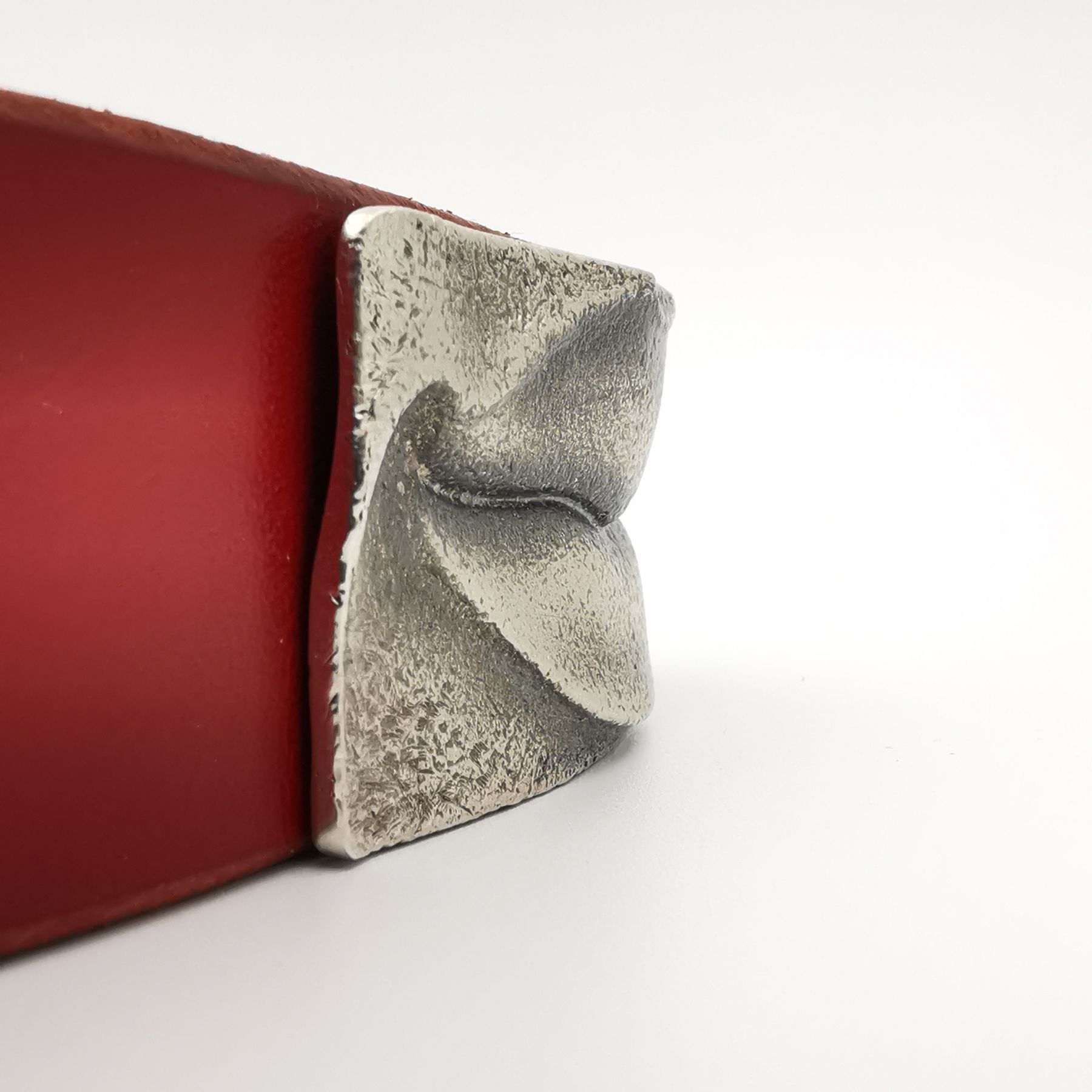 RamsésII. Hebilla de cinturón, plata.  Serie limitada, 18 unidades. Reproducción del detalle de los labios de la escultura del faraón en piedra caliza llamada "el Coloso". Medidas 6 x 2,7cm. Cinturón de cuero negro ("vaquetilla") sin costuras.  Ancho 2,7cm, Longitud a medida (especificar en el pedido).