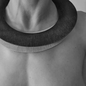 Gargantilla doble al estilo de los collares masai. Bambú laminado, acabado encerado (cera de abeja), una de ellas tintada. Flexible y ligero. Medidas (aproximadas): diámetro interior 14cm, exterior 23cm. Objeto diseñado y fabricado en Madrid por personas que disfrutan de su trabajo.