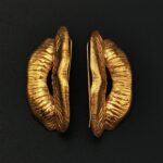 Besos pendientes. bronce bañado en oro 18k. Largo 4cm.