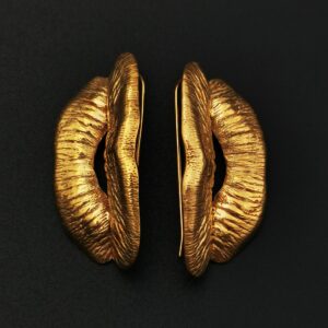 Besos pendientes. bronce bañado en oro 18k. Largo 4cm.