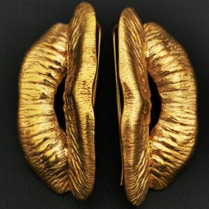 Besos pendientes. bronce bañado en oro 18k. Largo 4cm.