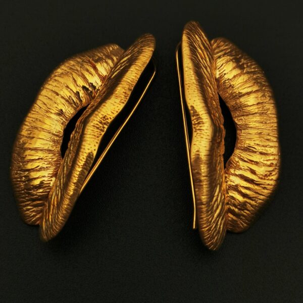 Besos pendientes. bronce bañado en oro 18k. Largo 4cm.