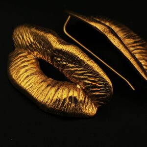 Besos pendientes. bronce bañado en oro 18k. Largo 4cm.