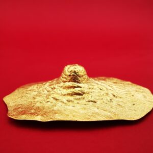 Pezón dorado, broche. Bronce con baño de oro de 18kt. Medidas aprox. 5x3,7cm, Peso 13g.