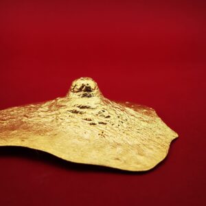 Pezón dorado, broche. Bronce con baño de oro de 18kt. Medidas aprox. 5x3,7cm, Peso 13g.